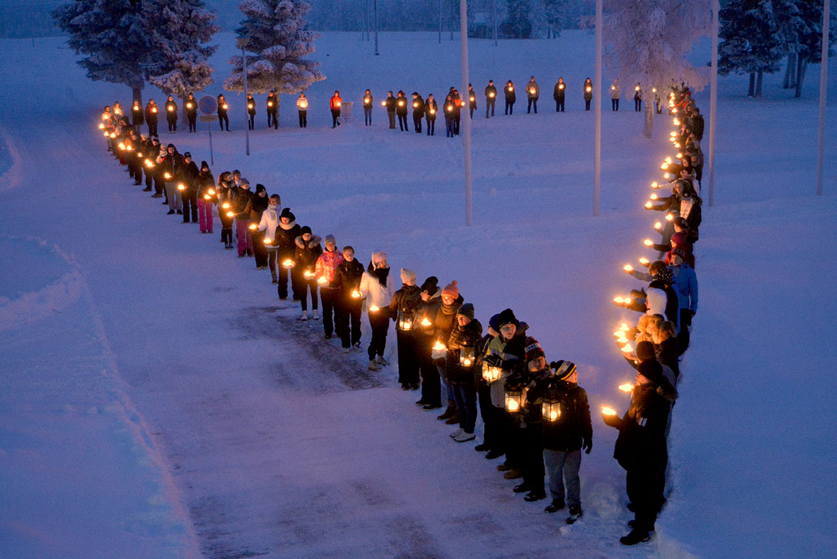 Opiskelijat ja henkilökunta toivottavat sydämellistä joulujuhlaa perjantaina 16.12. 